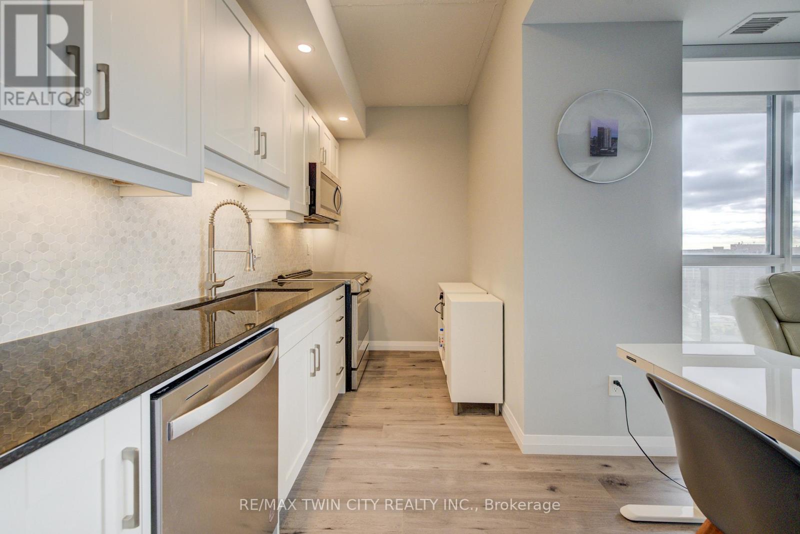 1805 - 60 CHARLES STREET W