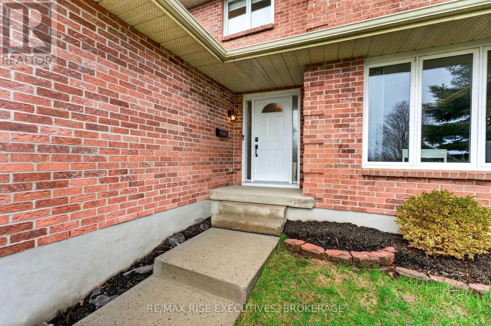 1220 HUMBERSIDE DRIVE