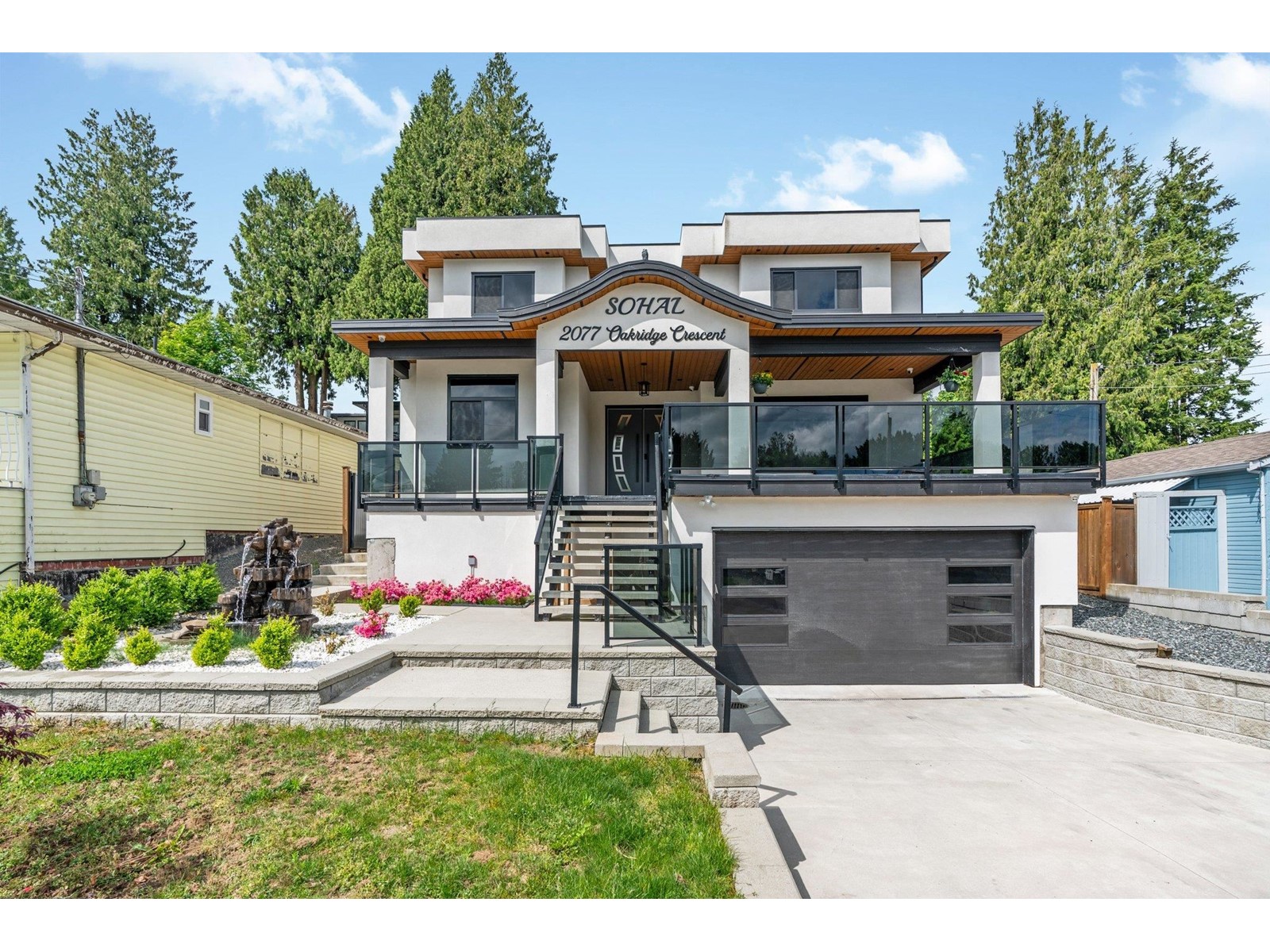 2077 OAKRIDGE CRESCENT