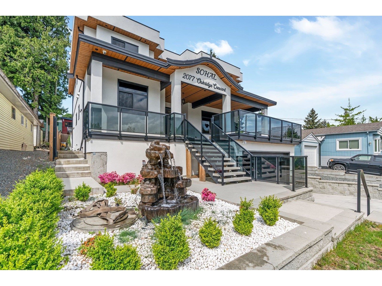 2077 OAKRIDGE CRESCENT