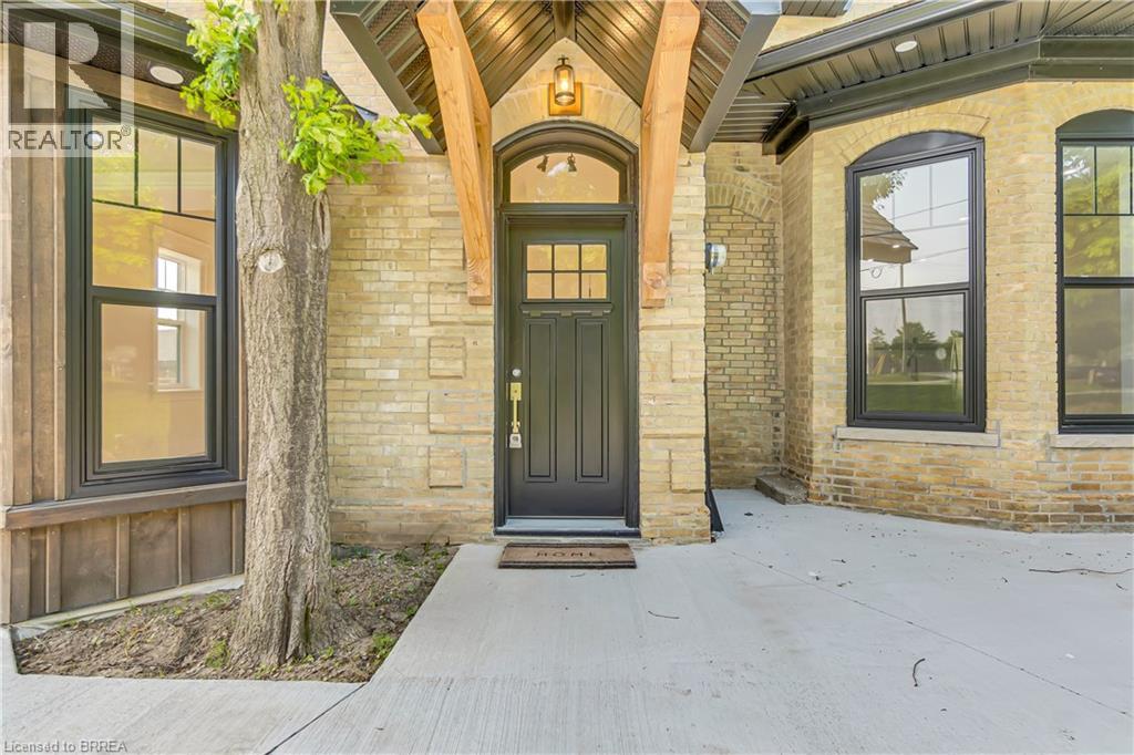16 HILLCREST Street W