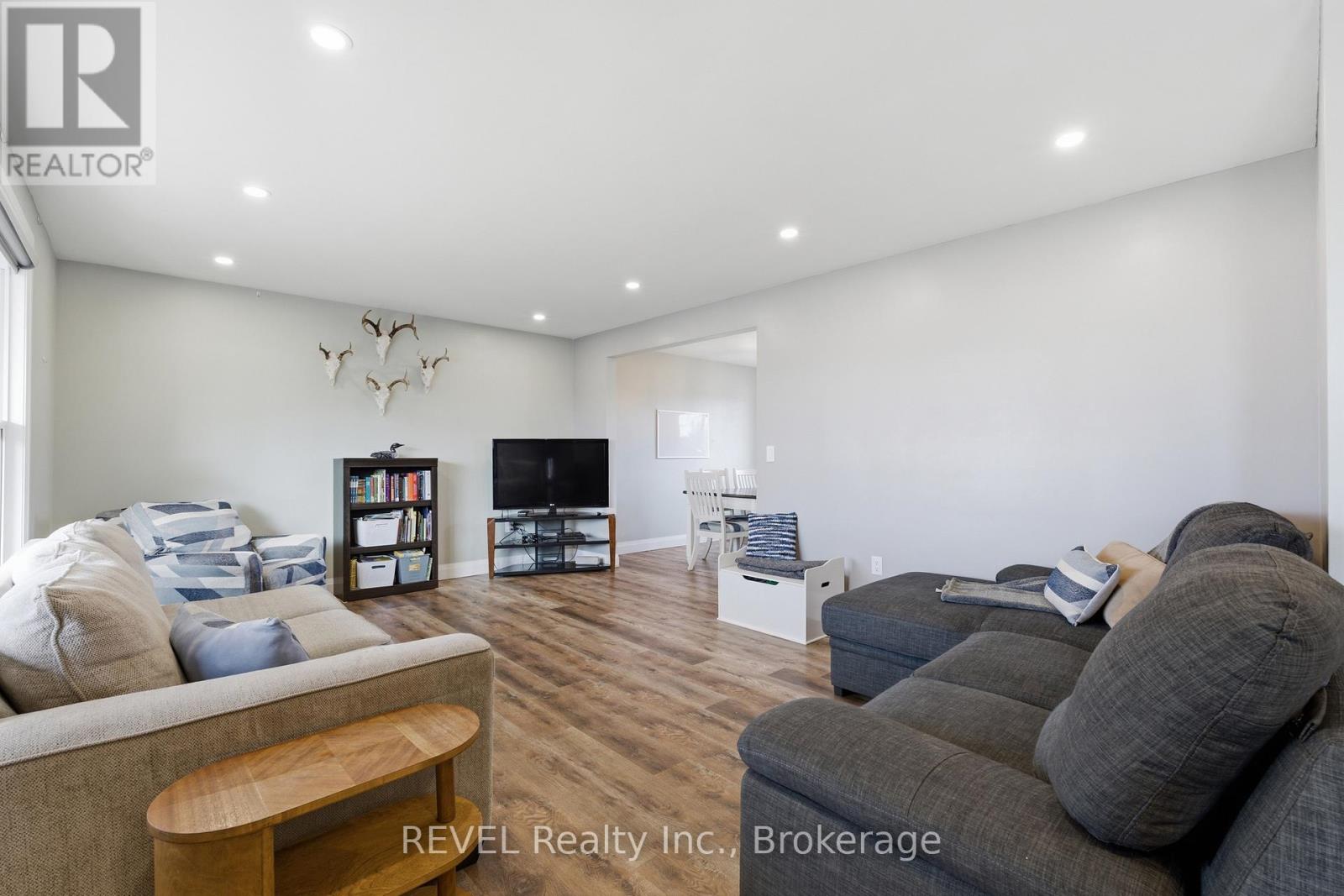 21 LENA CRESCENT