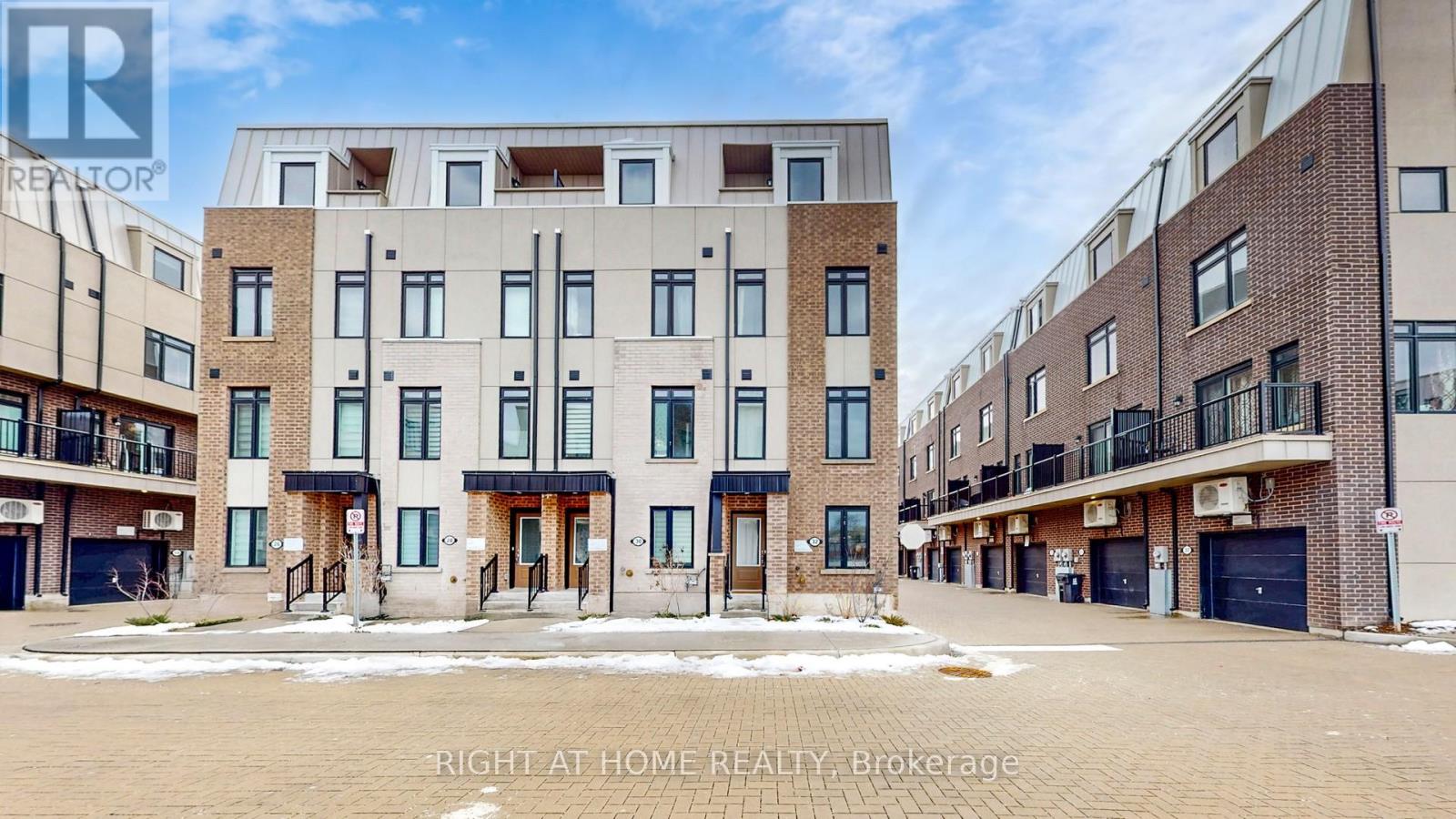 32 SPRUCE PINES CRESCENT