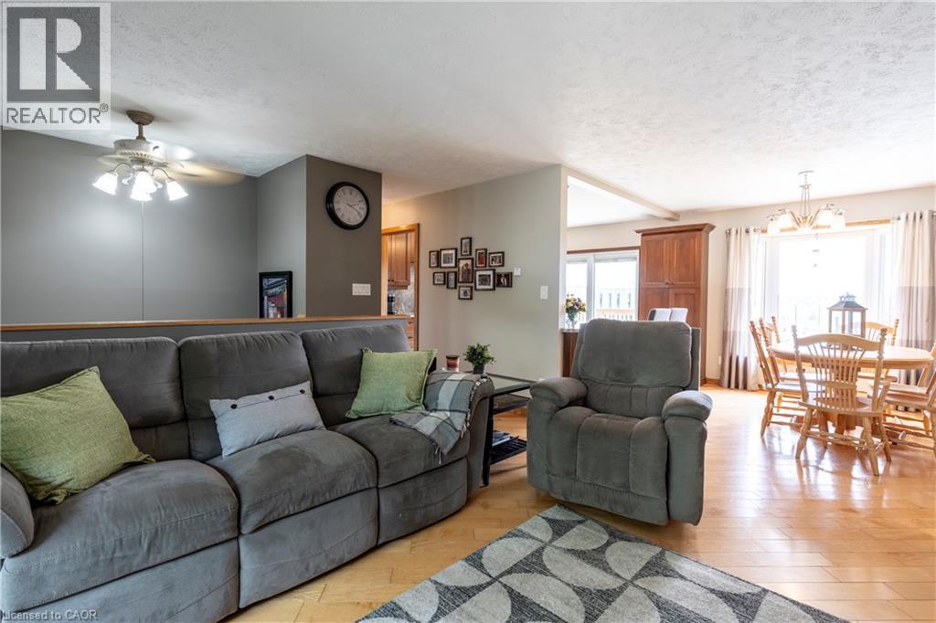 29 ARMSTRONG Crescent