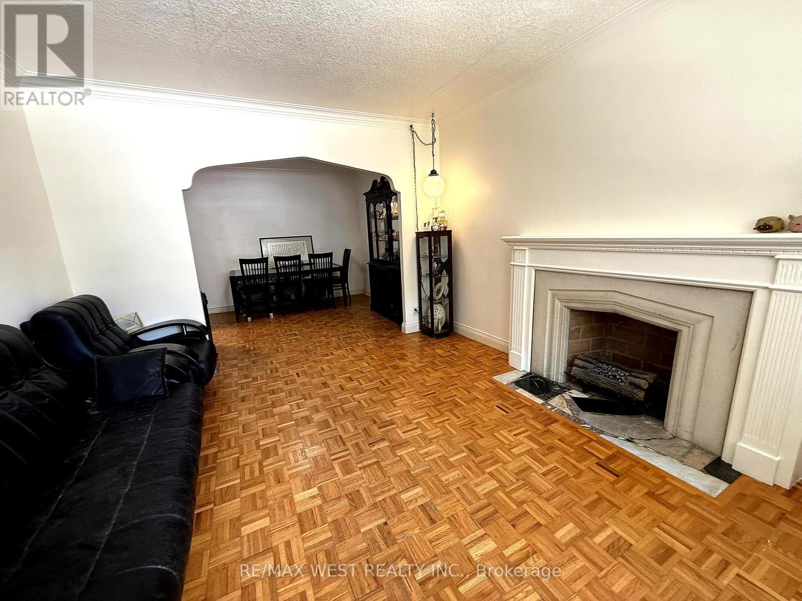 218 BURNHAMTHORPE ROAD
