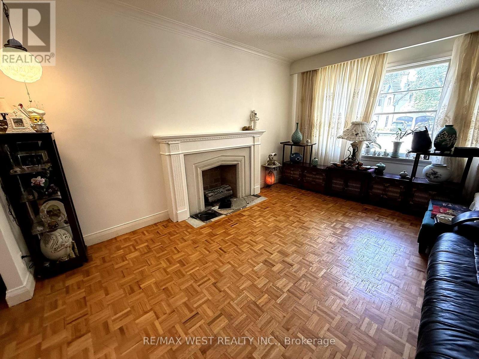 218 BURNHAMTHORPE ROAD