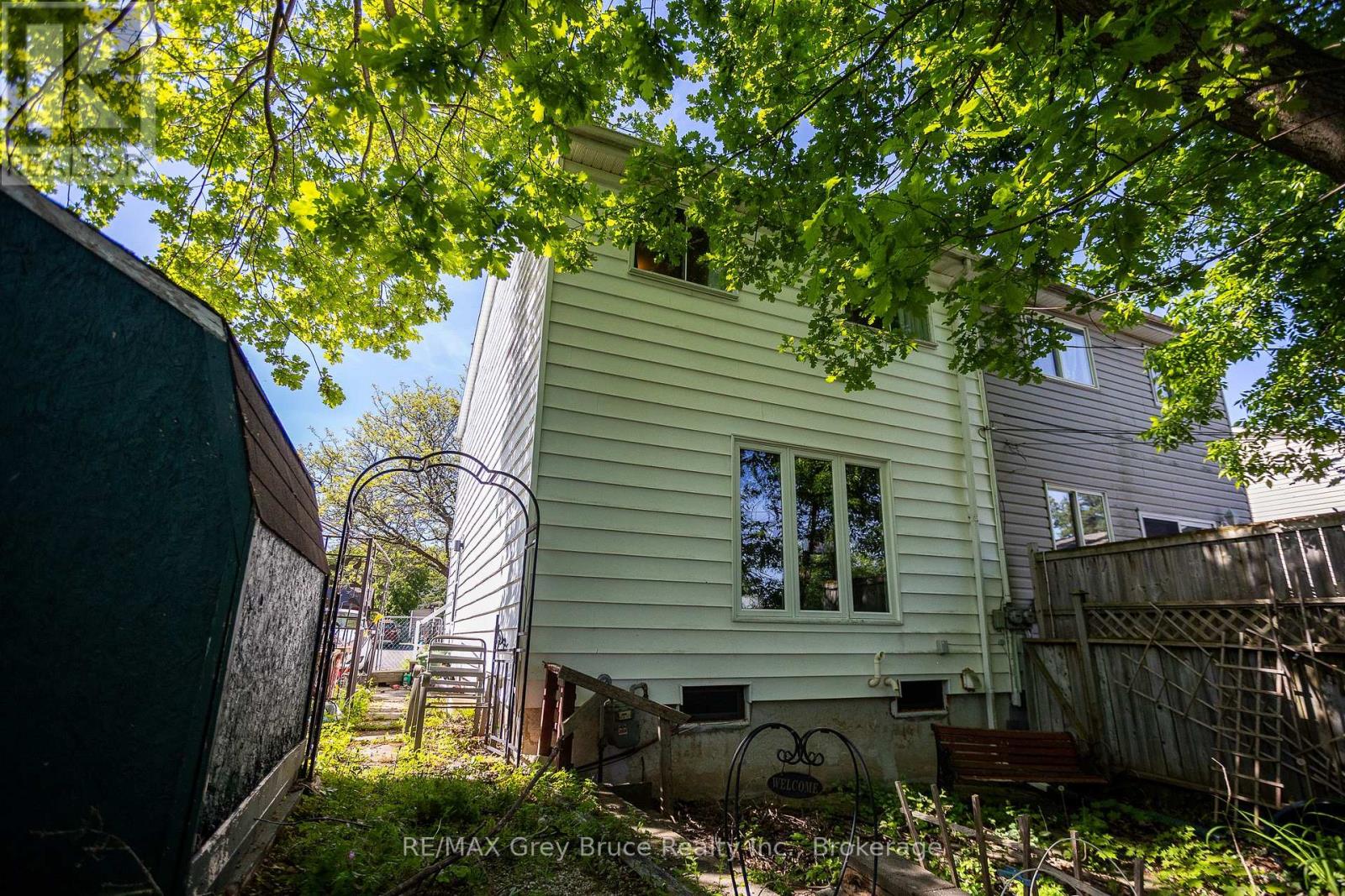 1068 11TH STREET E