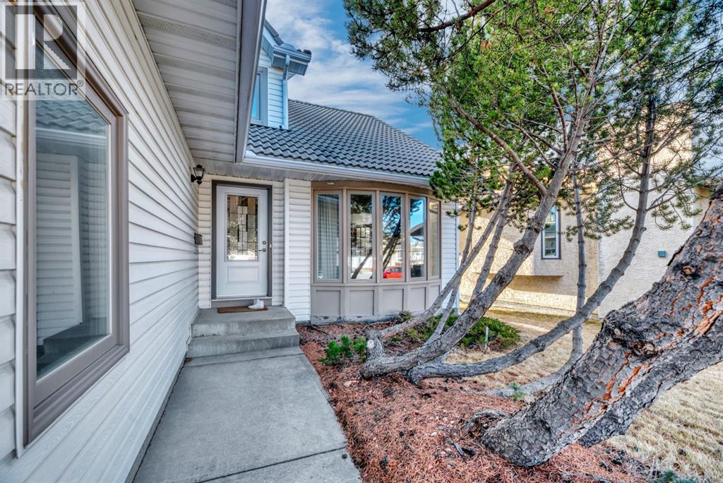 323 Hawkwood Boulevard NW