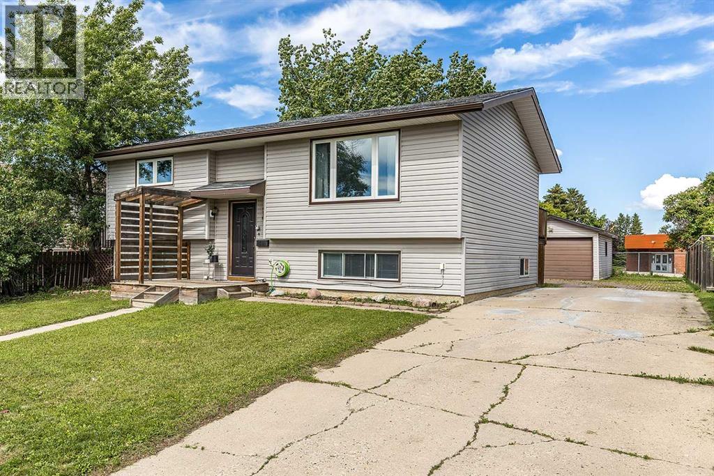 Photo 1 of 41 — 516 Sissons Crescent SE, Medicine Hat, AB T1B2J9
