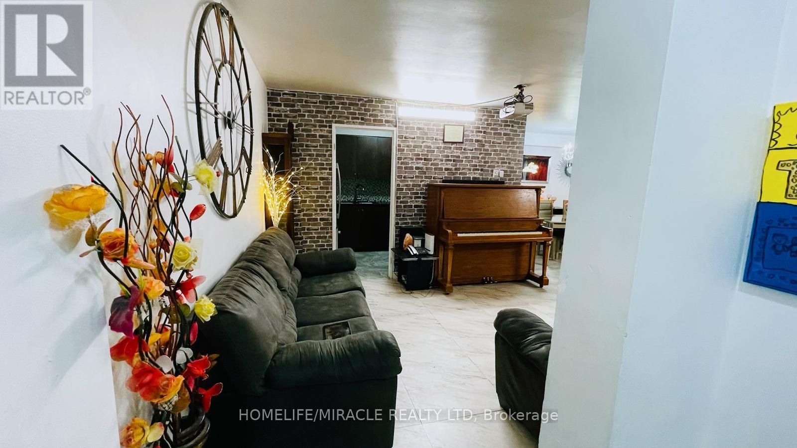 1108 - 5 MASSEY SQUARE