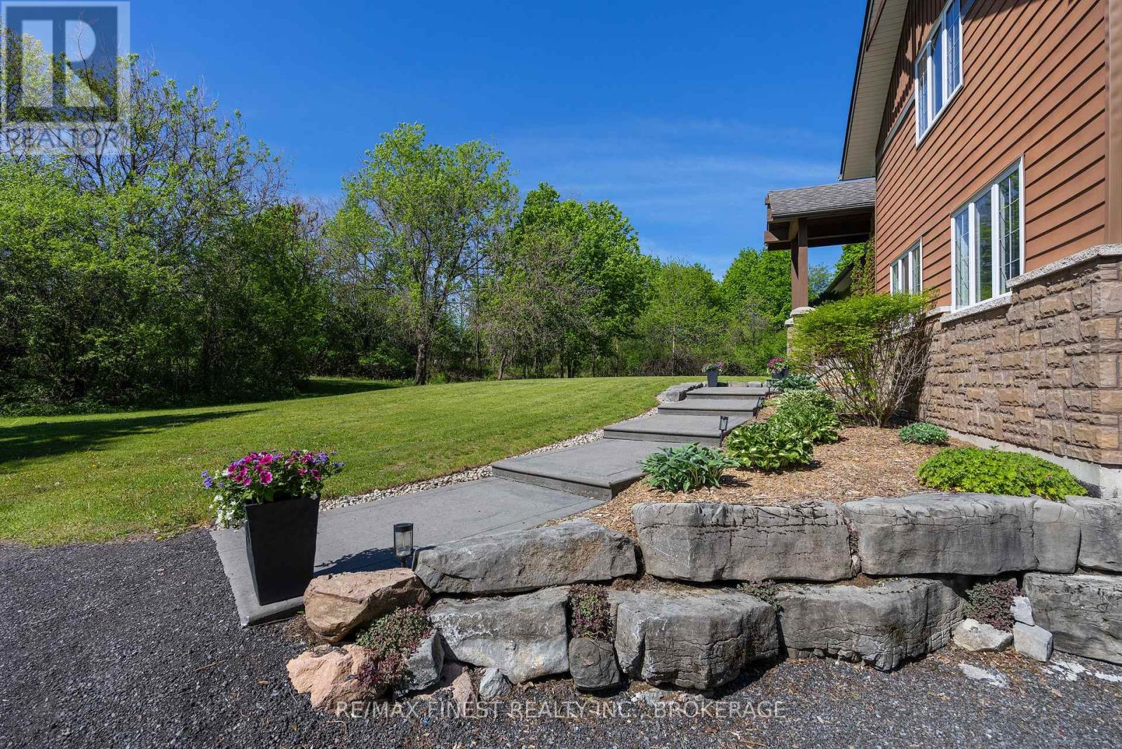 3031 LAKEHEAD ROAD