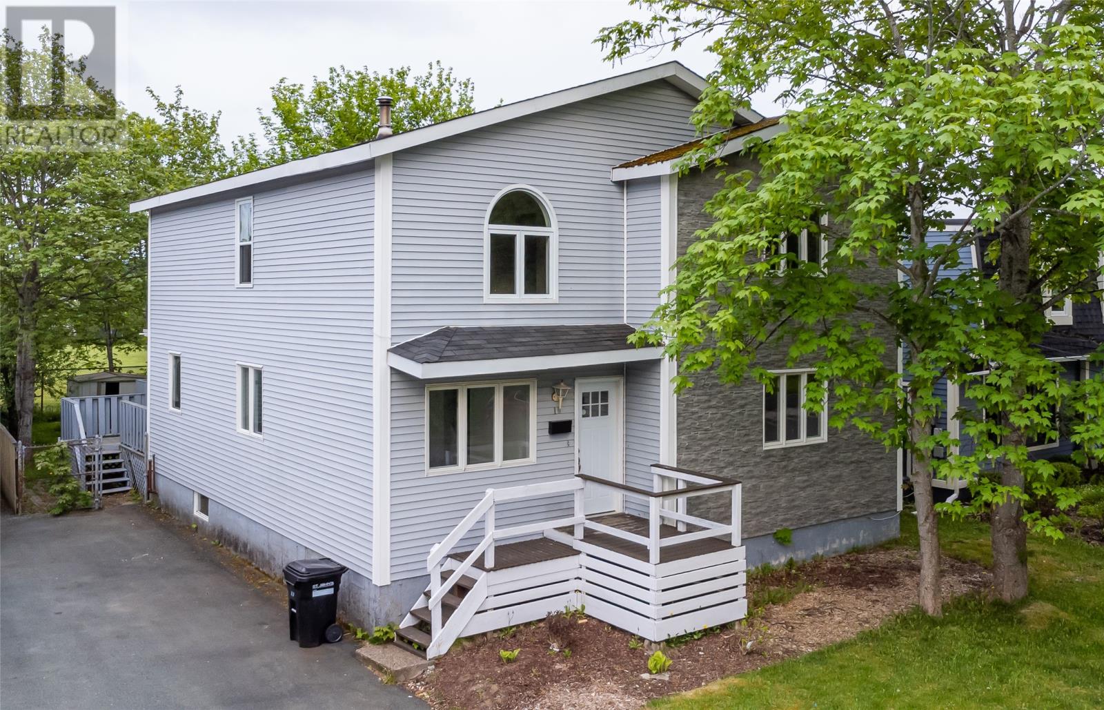 10 LAUGHLIN Crescent