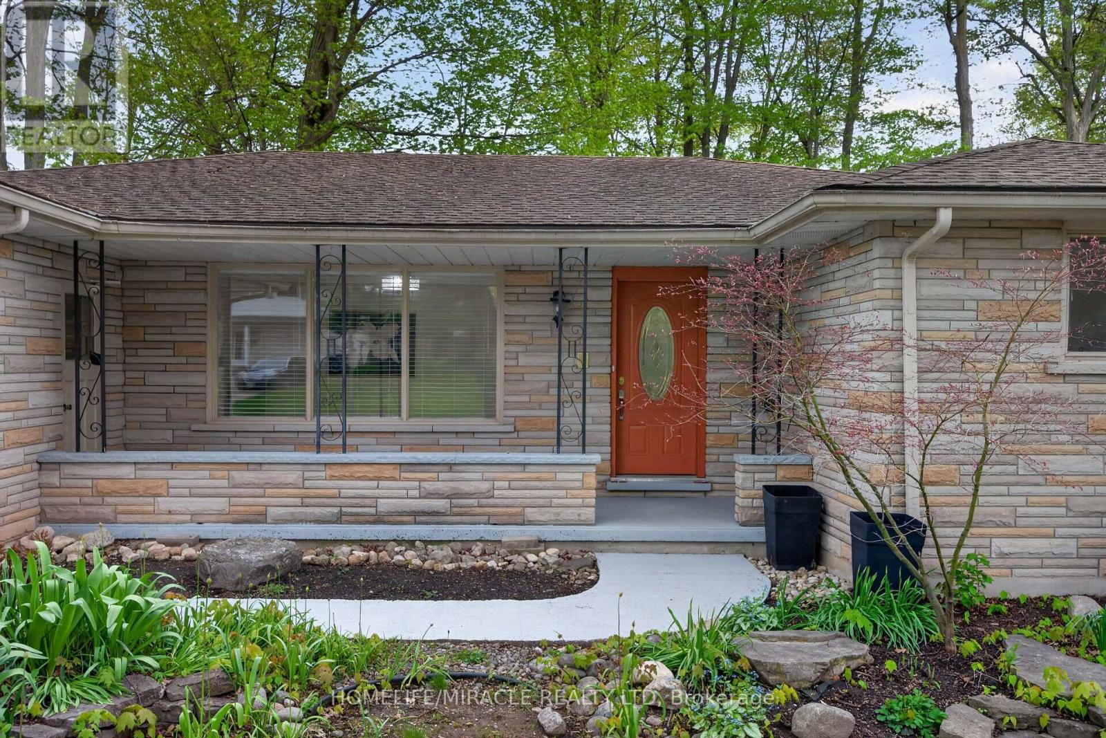 217 PINEGROVE CRESCENT