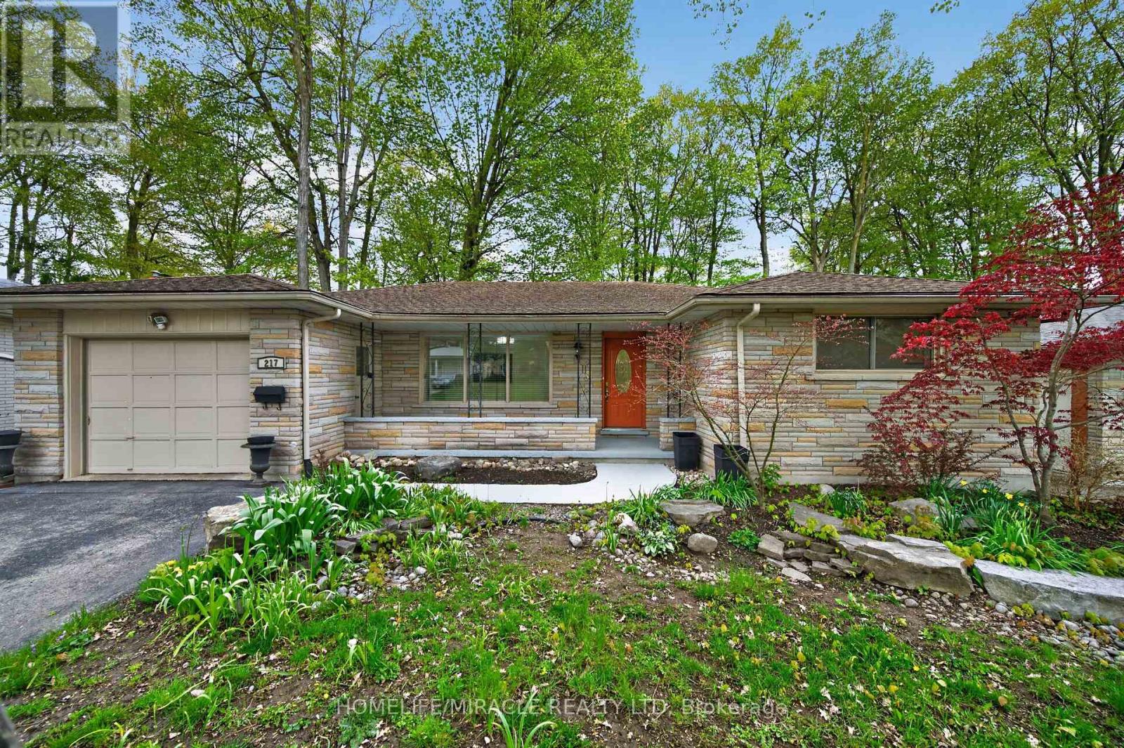 217 PINEGROVE CRESCENT