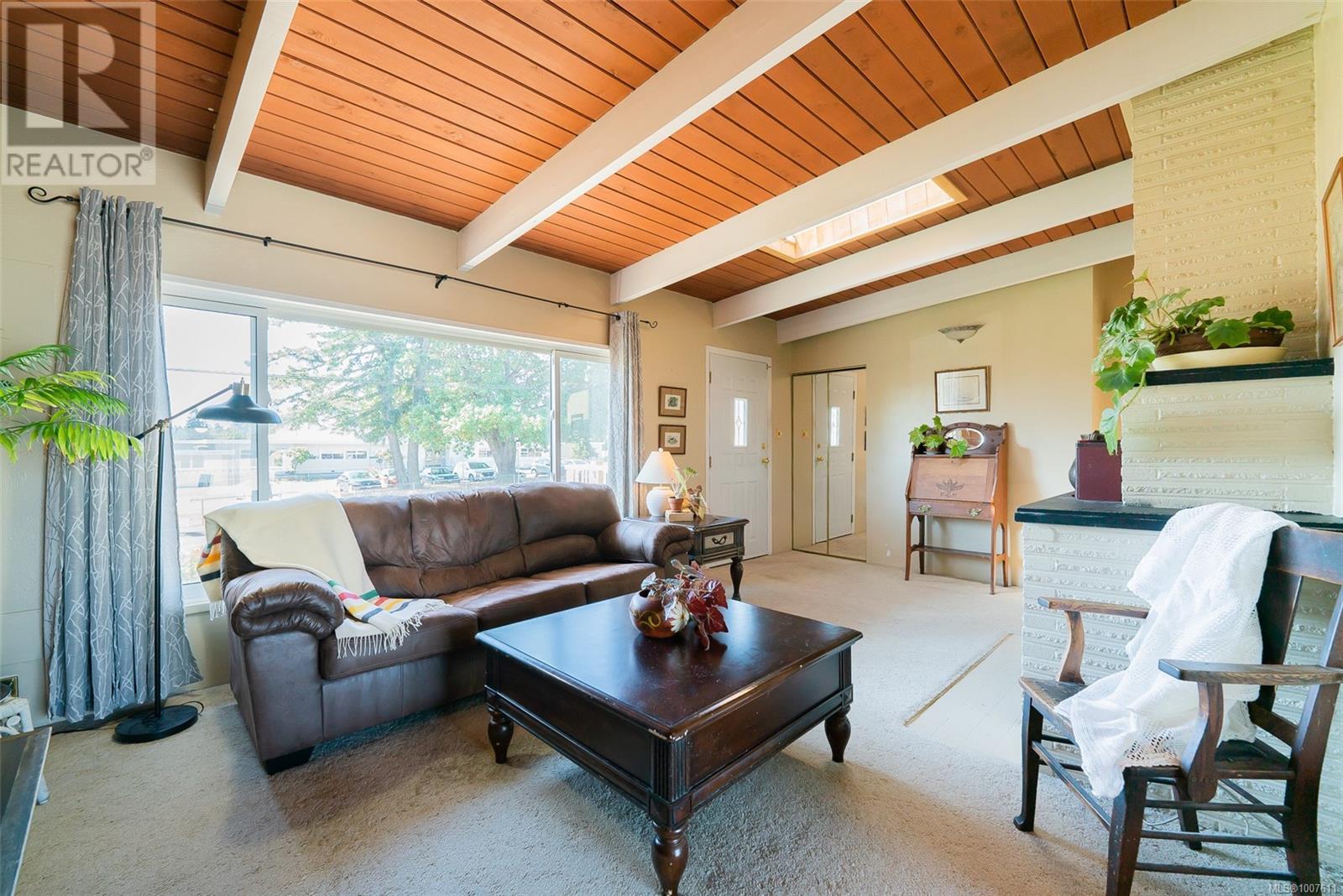 1090 Dufferin Cres