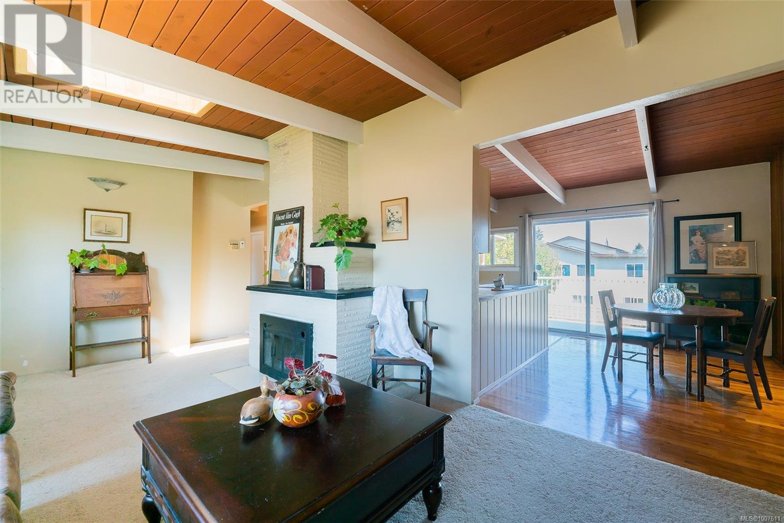 1090 Dufferin Cres