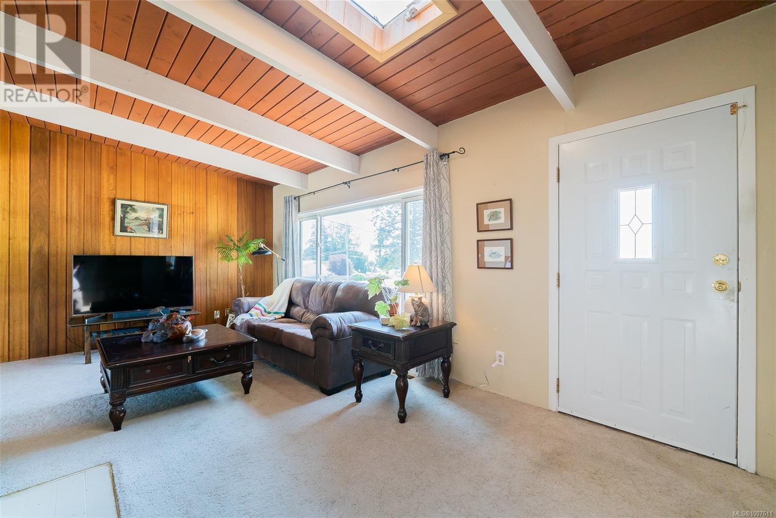 1090 Dufferin Cres