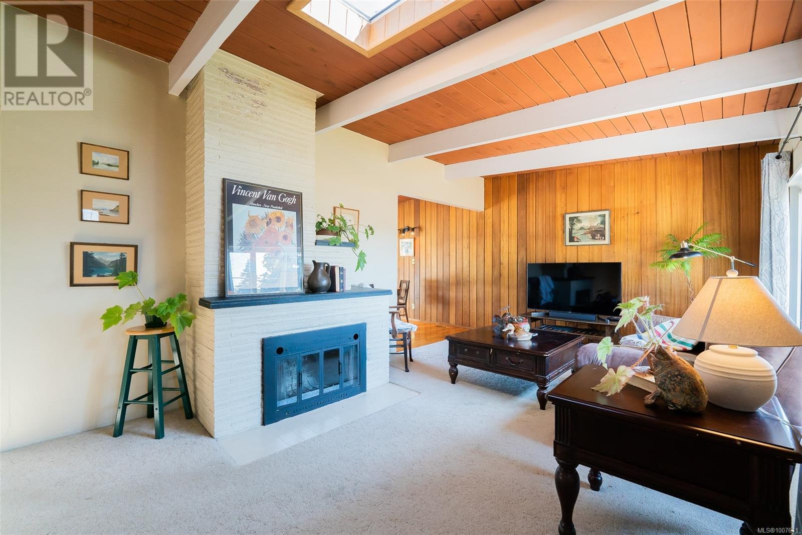 1090 Dufferin Cres
