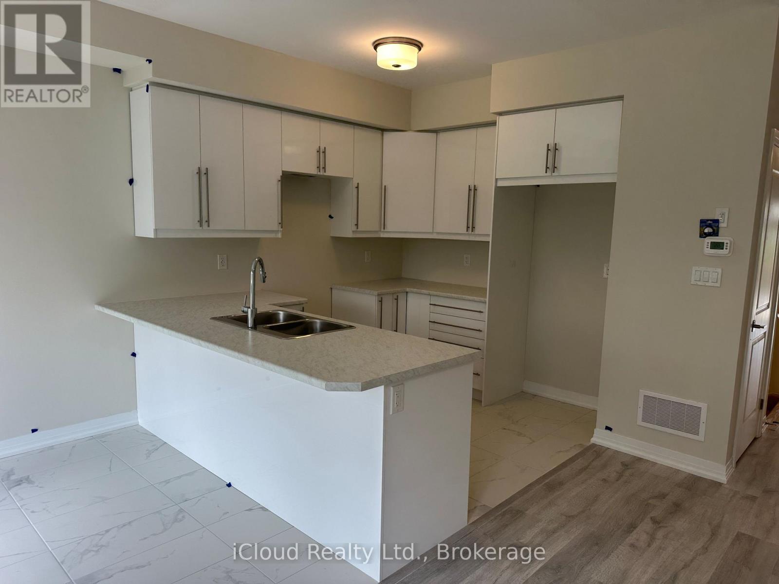 D - 660 COLBORNE STREET W