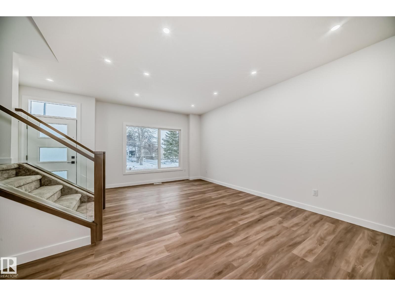 2 12122 43 ST NW