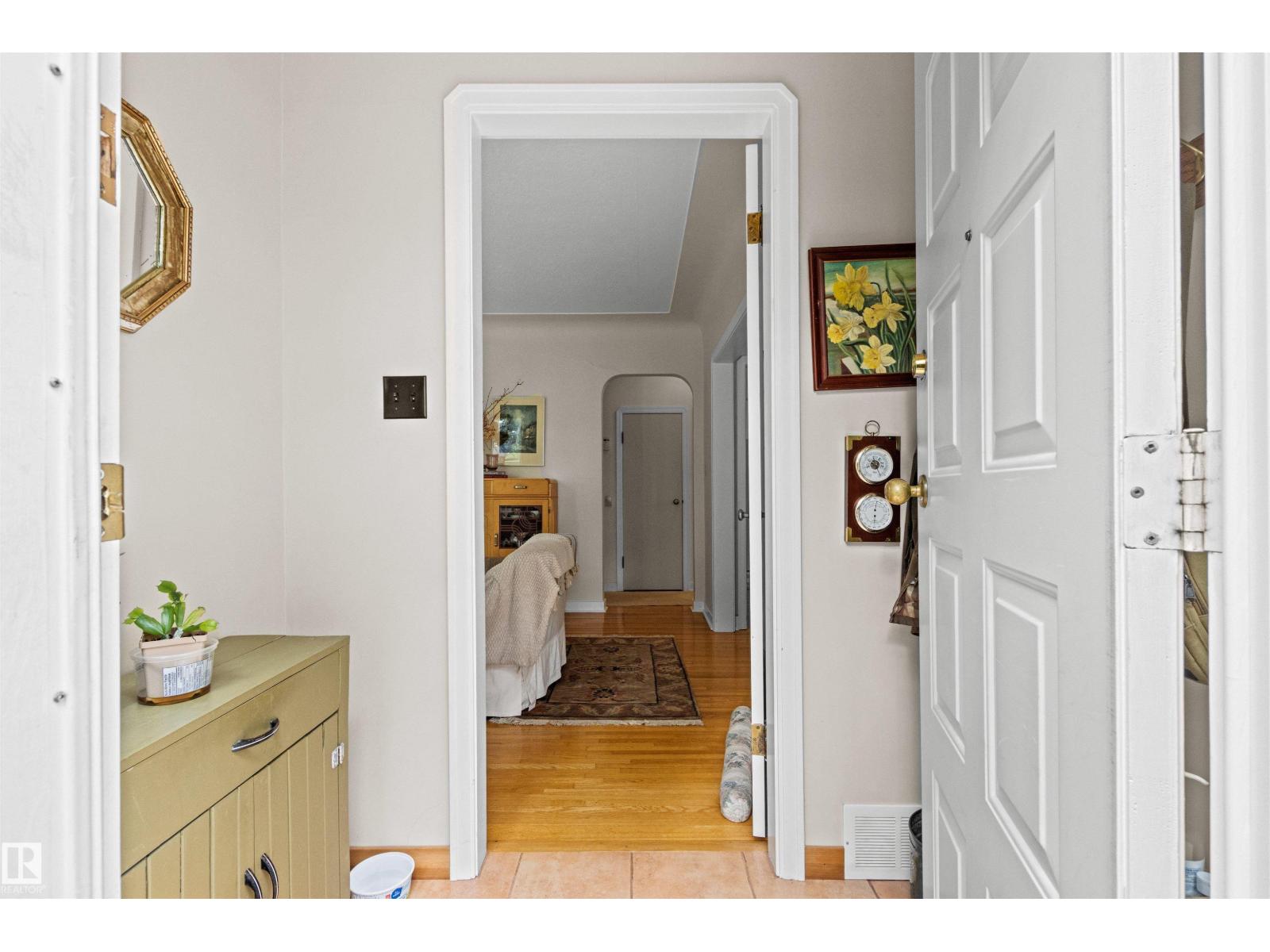 8842 89 ST NW