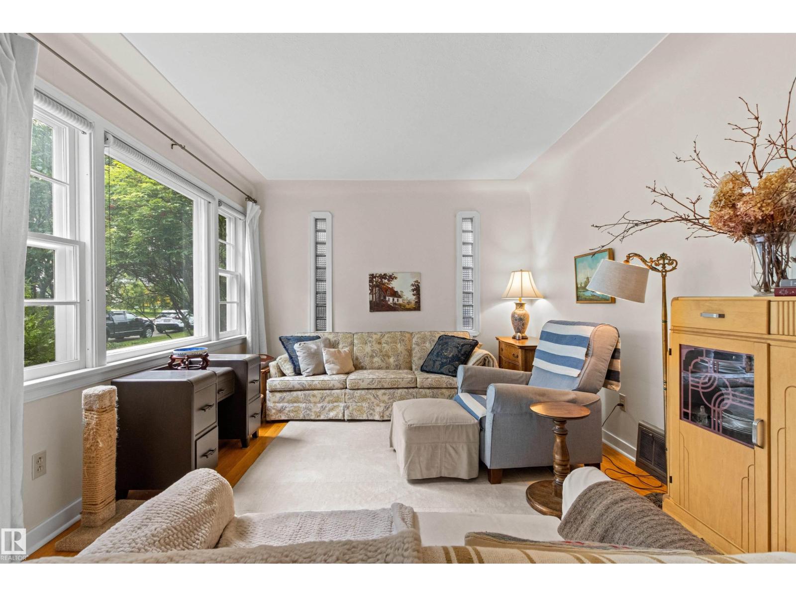 8842 89 ST NW