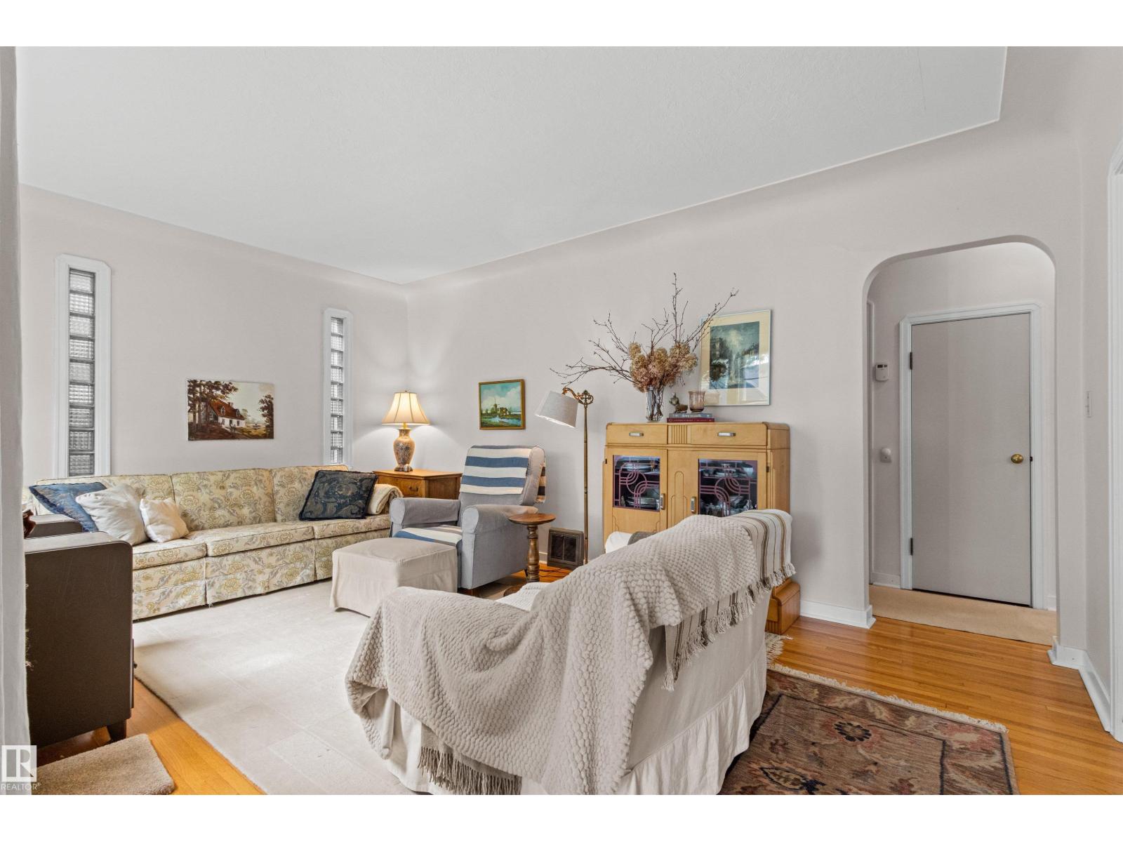 8842 89 ST NW