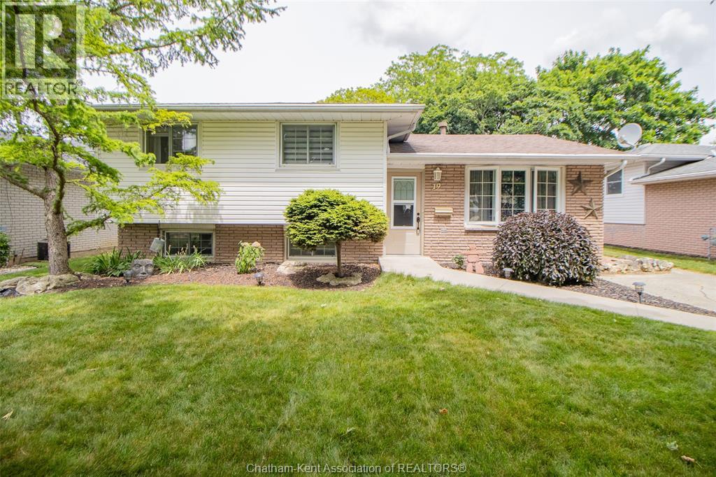 Photo 1 of 27 — 19 Kirkcaldy PLACE, Chatham, ON N7L4H7