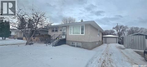 422 Mullin AVENUE E Regina SK S4N1C7