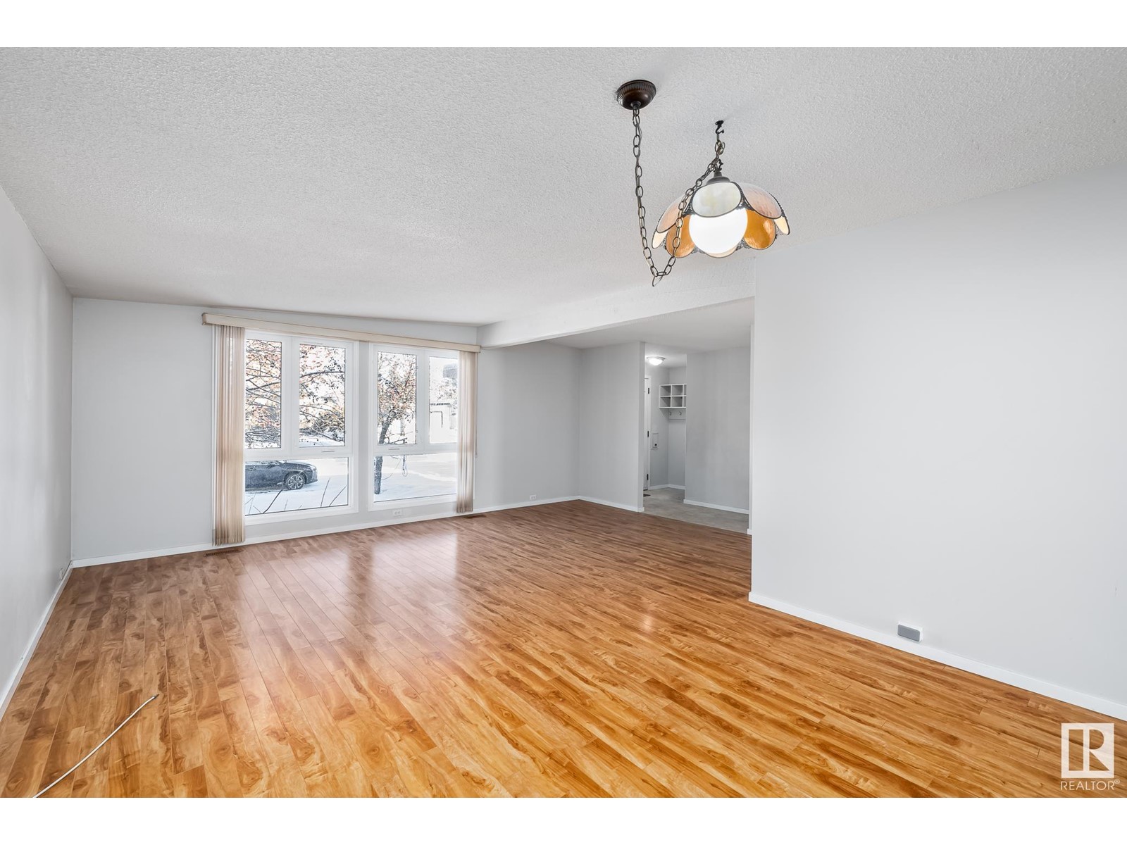 10419 39 AV NW