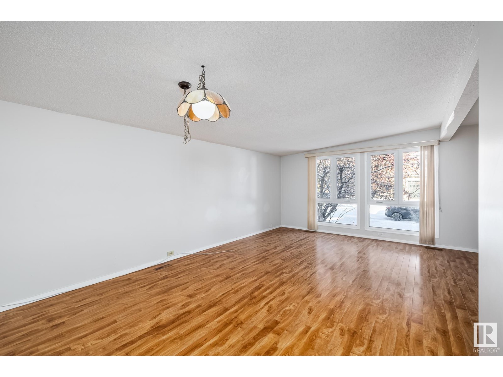 10419 39 AV NW