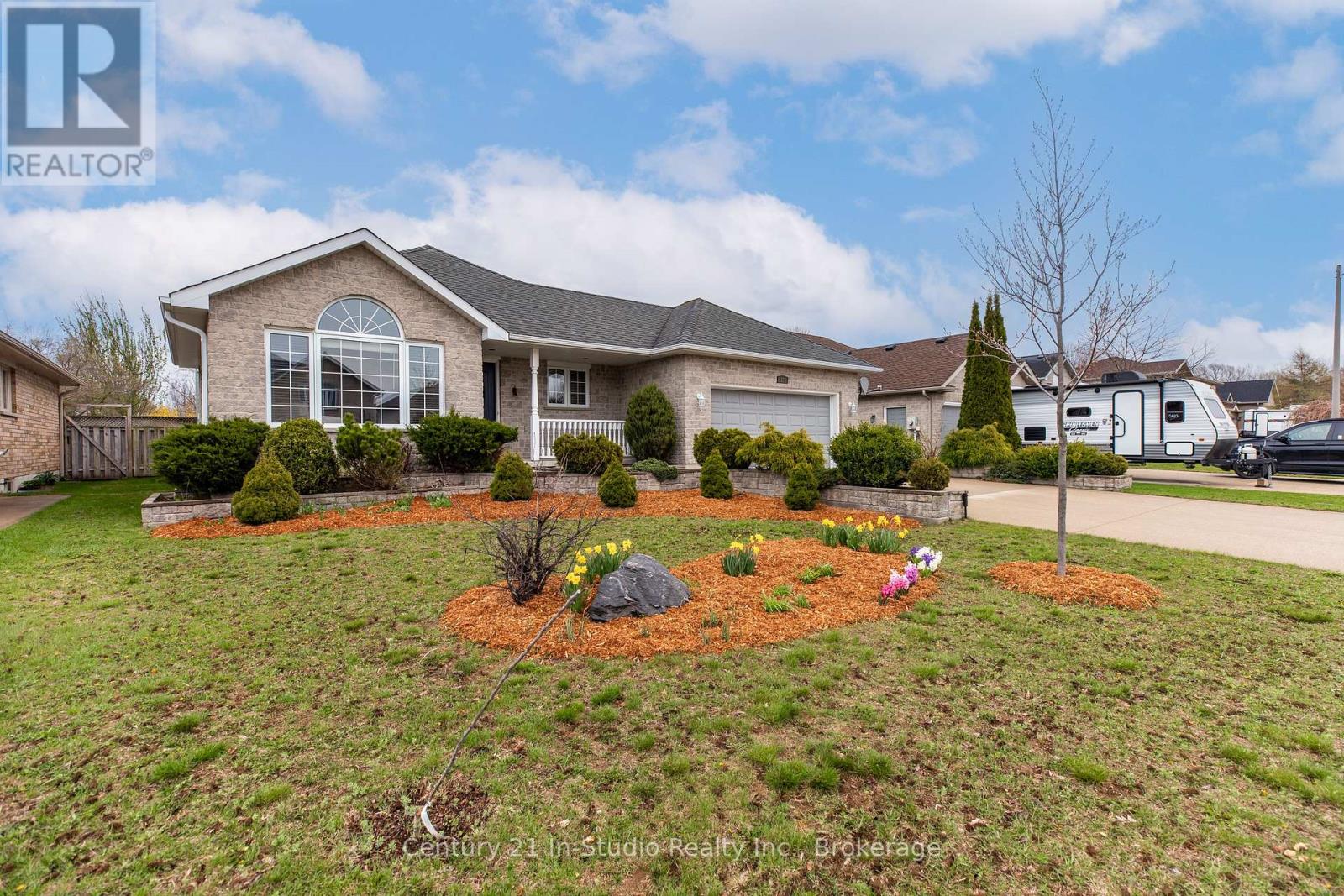 779 OAKWOOD DRIVE