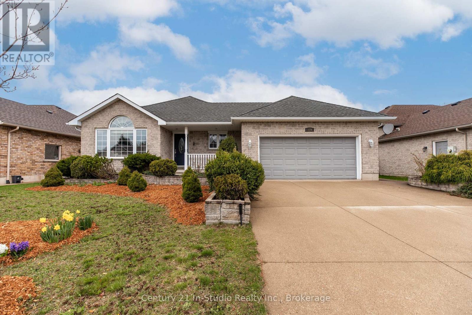 779 OAKWOOD DRIVE