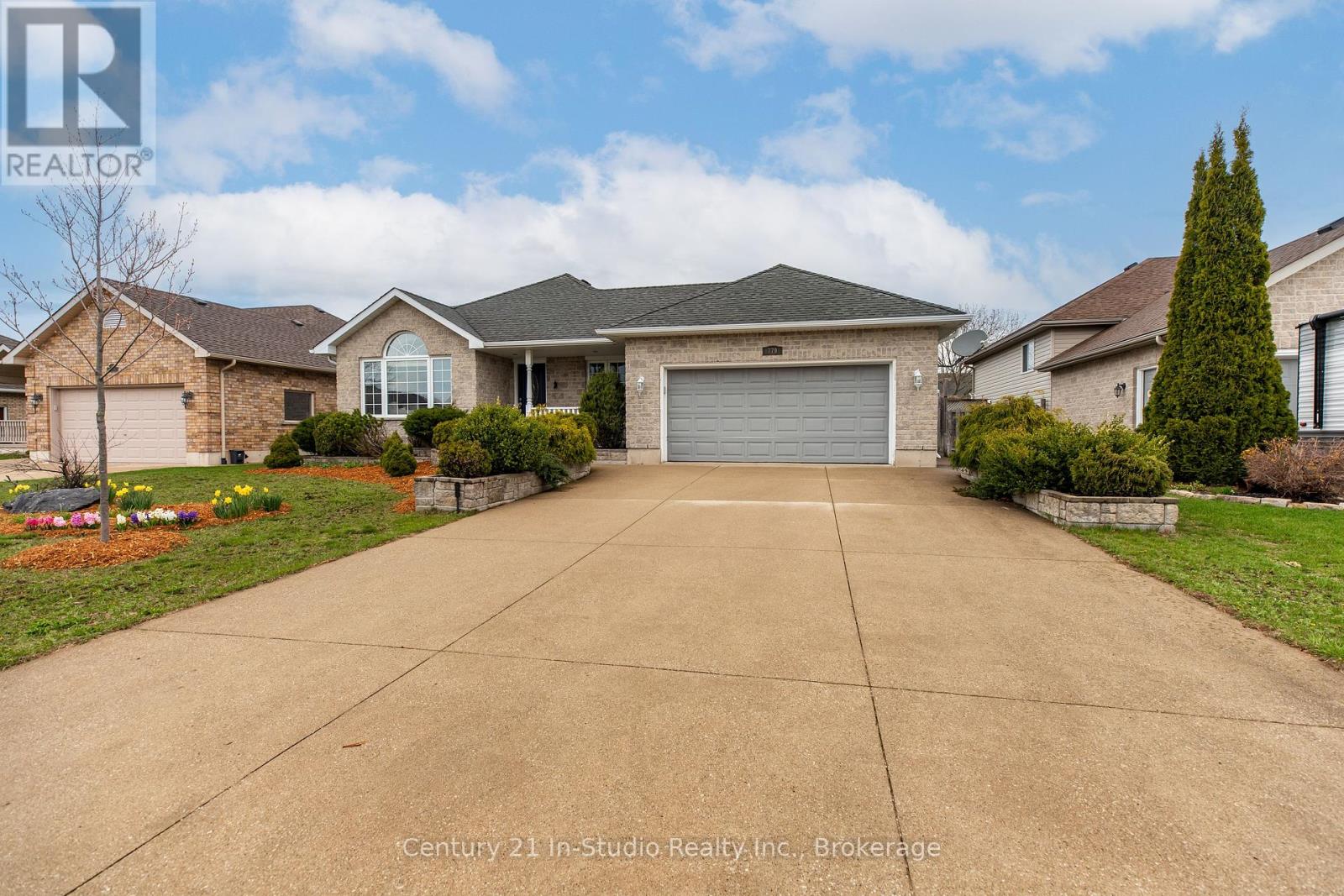 779 OAKWOOD DRIVE