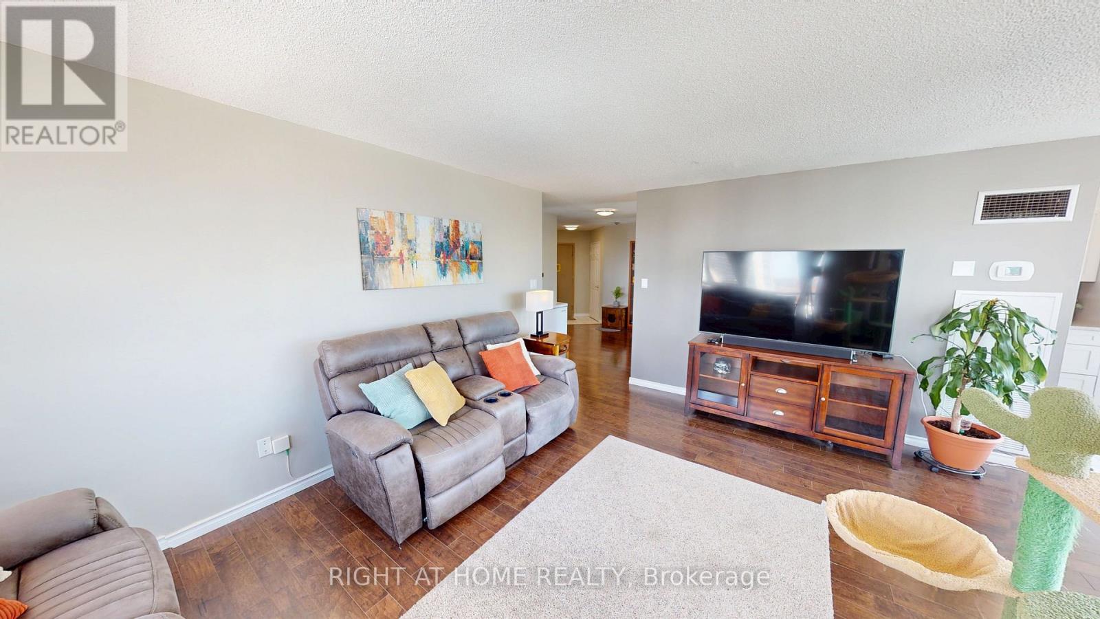 1206 - 3231 EGLINTON AVENUE E