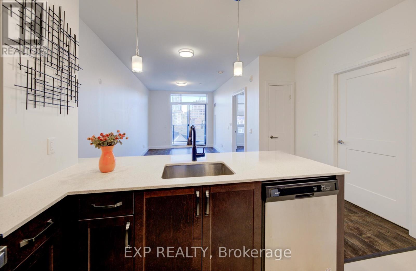 417 - 399 QUEEN STREET S