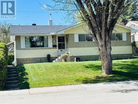 68 Butler Crescent NW Calgary AB T2L1K3