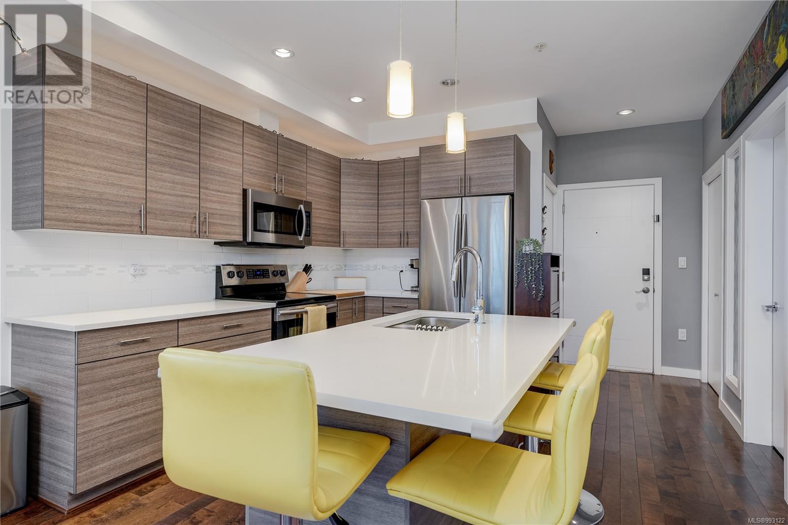 302 924 Esquimalt Rd