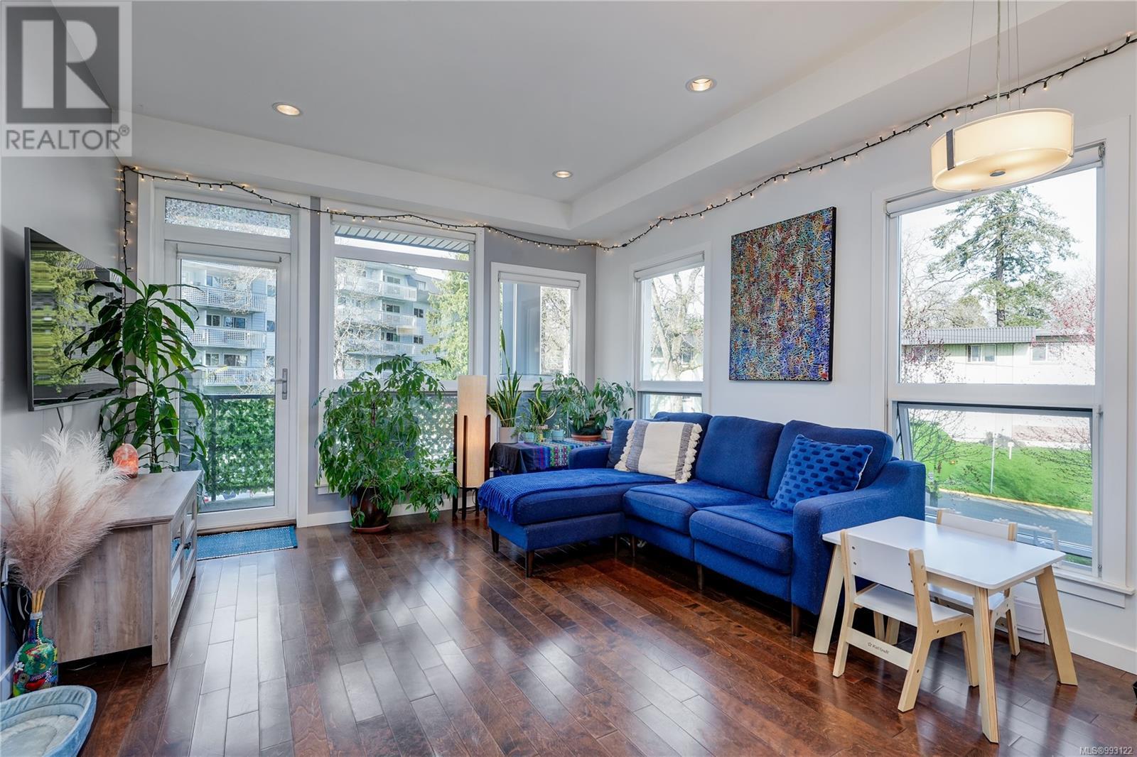 302 924 Esquimalt Rd