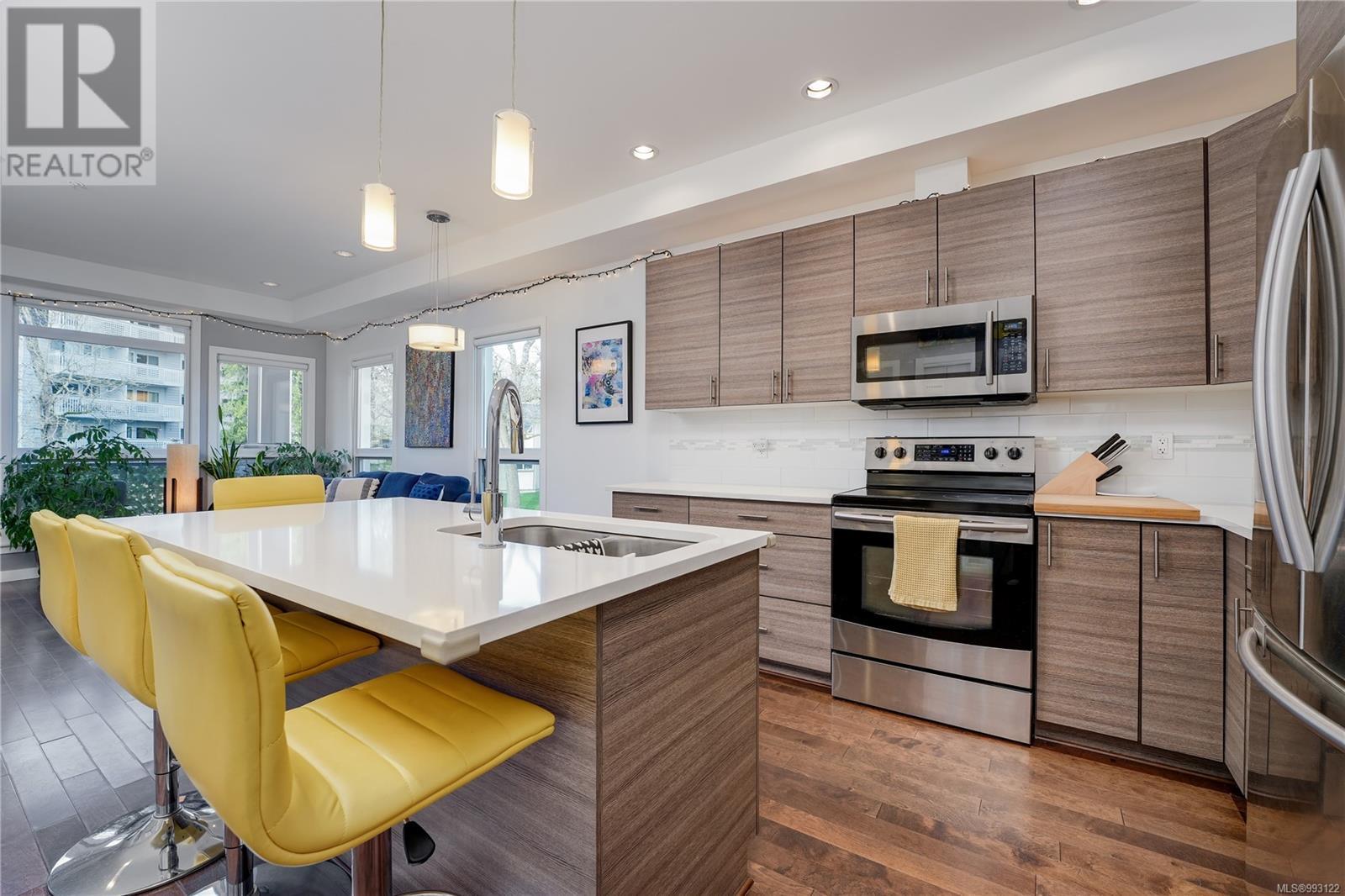 302 924 Esquimalt Rd