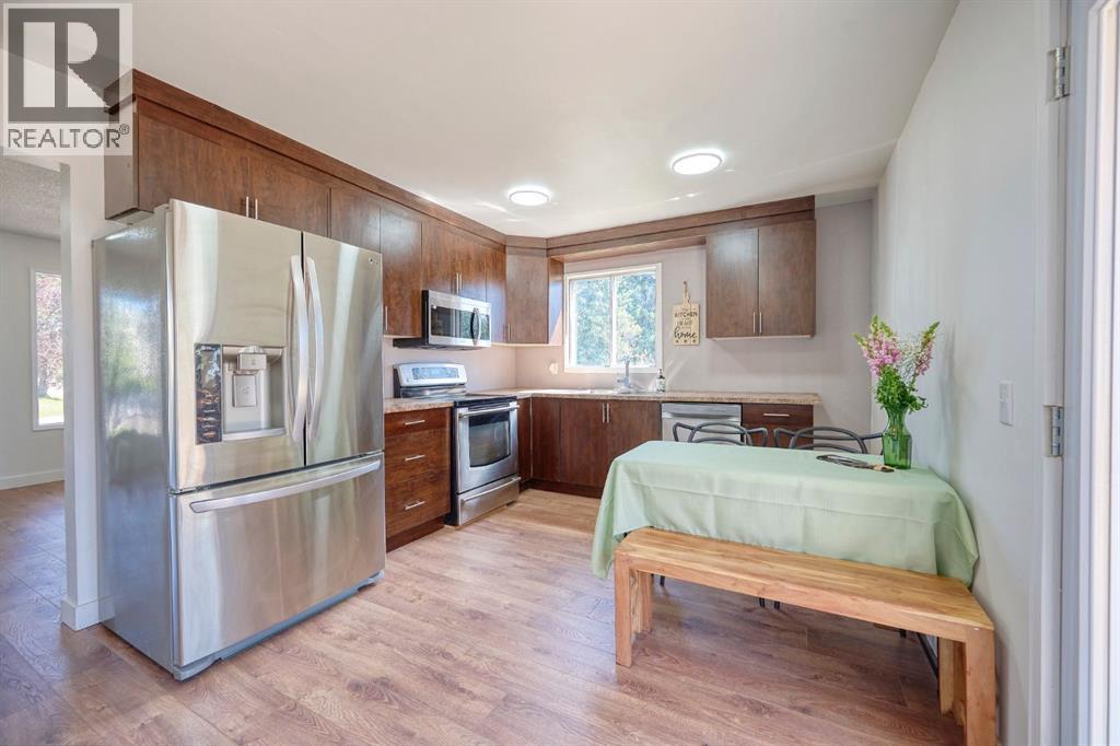 1176 Penrith Crescent SE