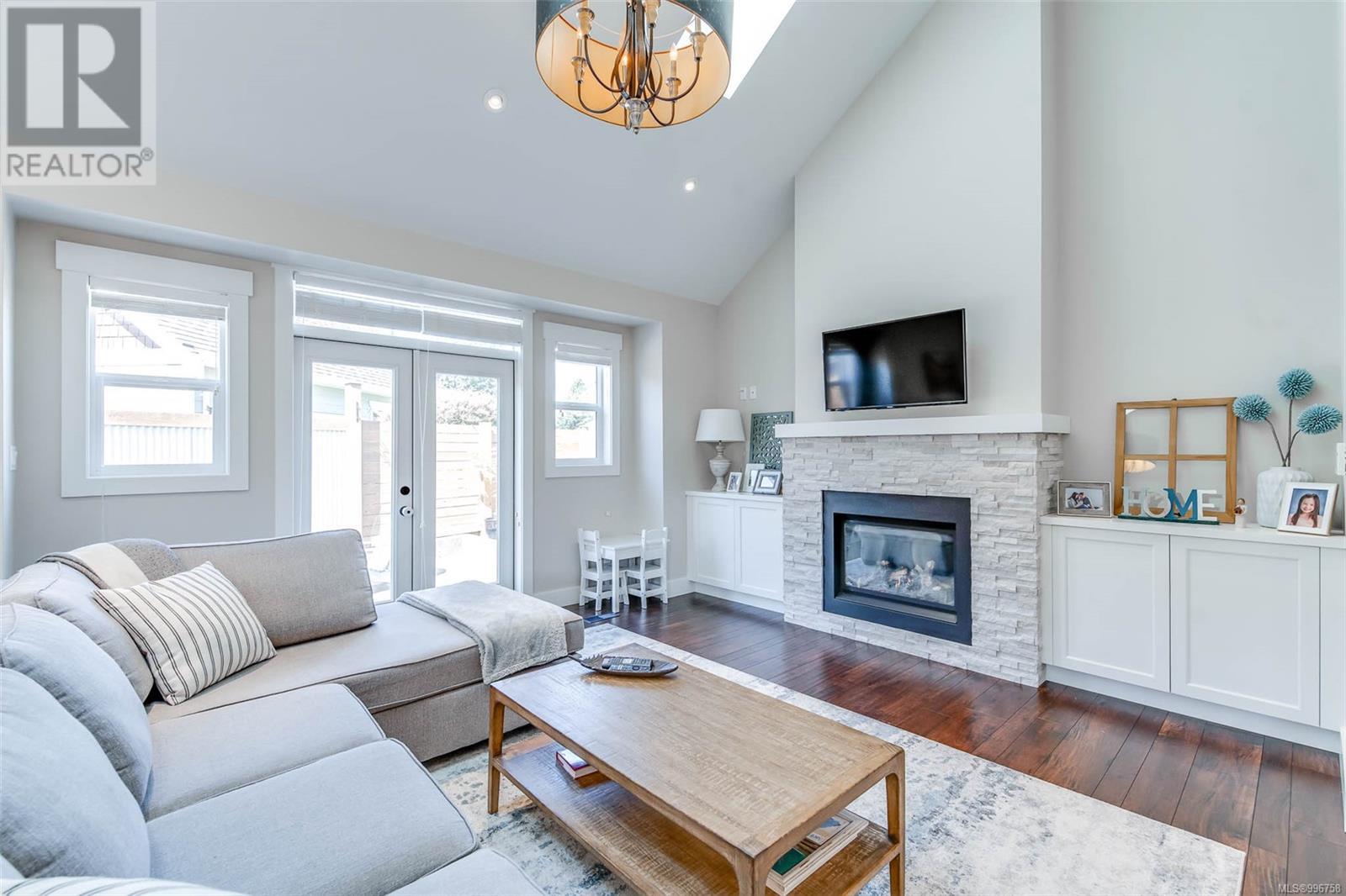 3657 Lyall Point Cres