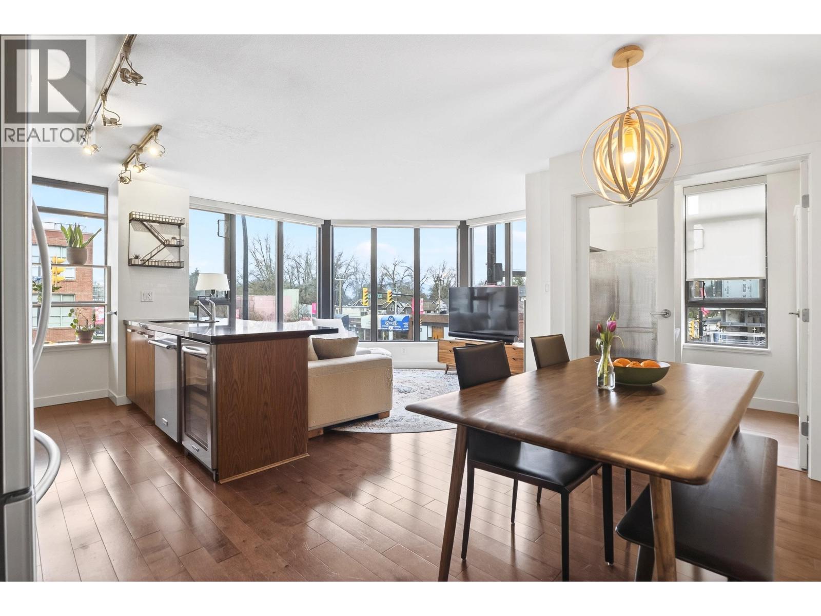 207 3228 TUPPER STREET