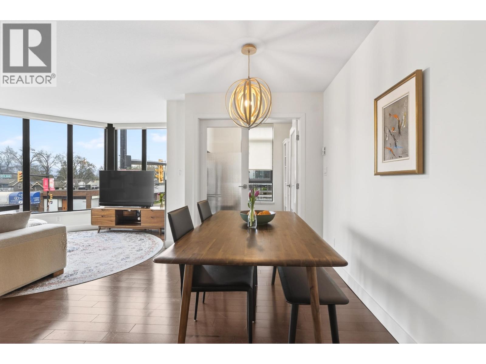 207 3228 TUPPER STREET