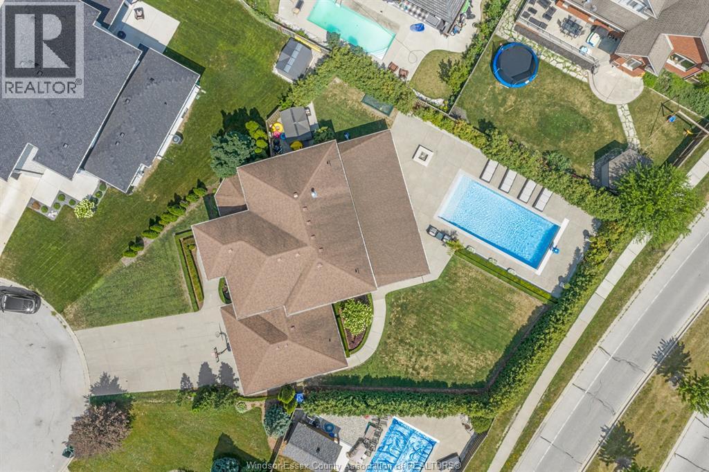 1060 WOODLAND CRESCENT