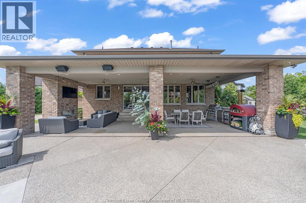 1060 WOODLAND CRESCENT
