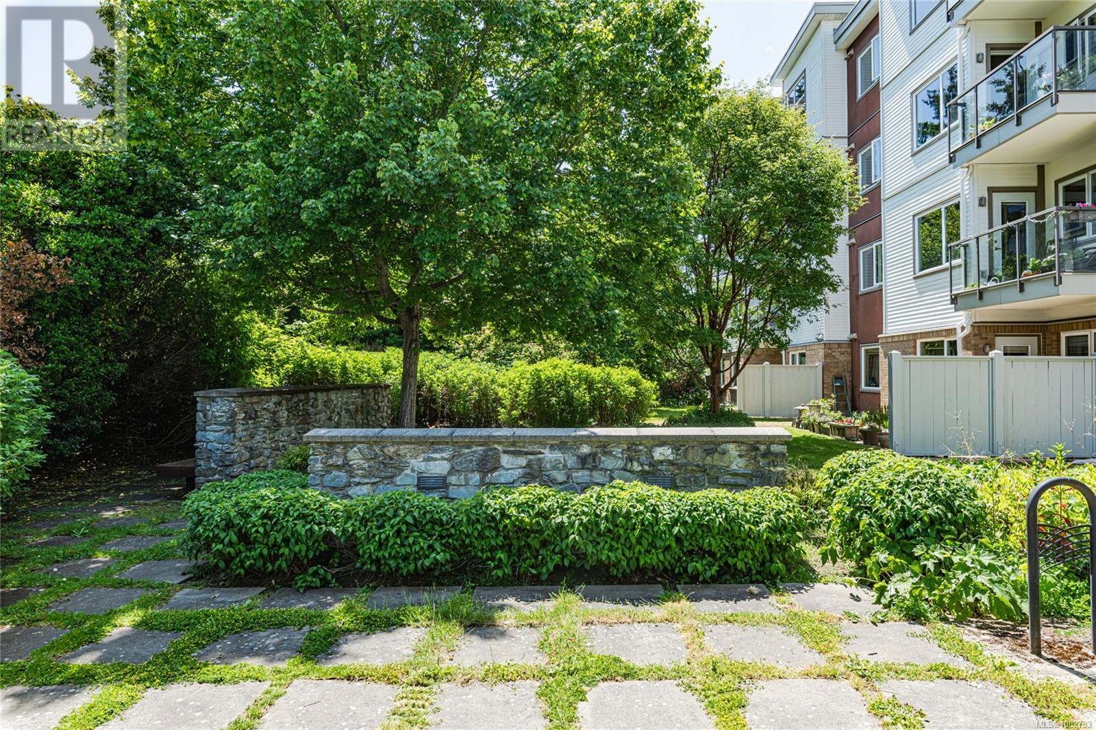 201 4394 West Saanich Rd