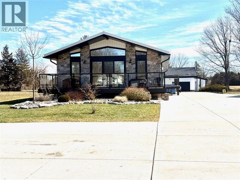 747 Broadway STREET Plympton-Wyoming ON N0N1T0