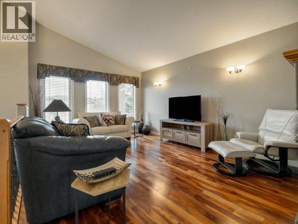 76 Grand River Boulevard W