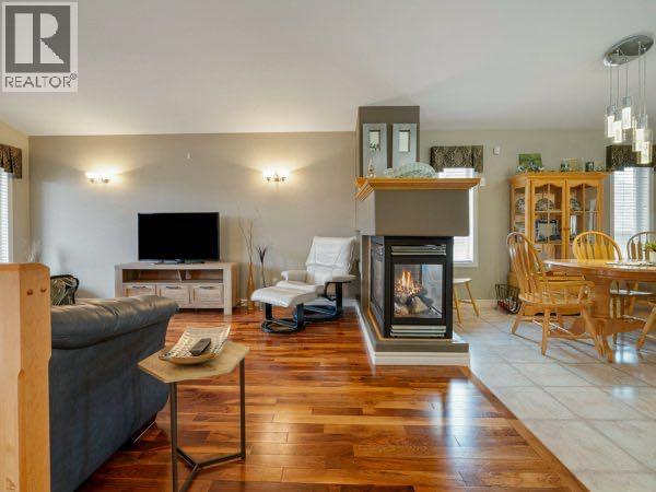 76 Grand River Boulevard W